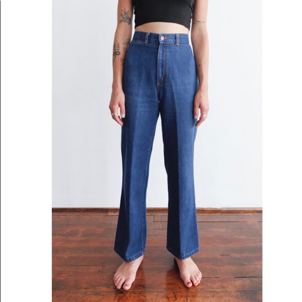 Vintage high waisted jeans.